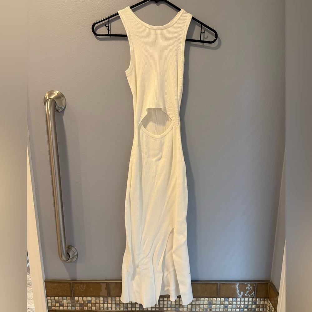 Elegant White Sleeveless Dress